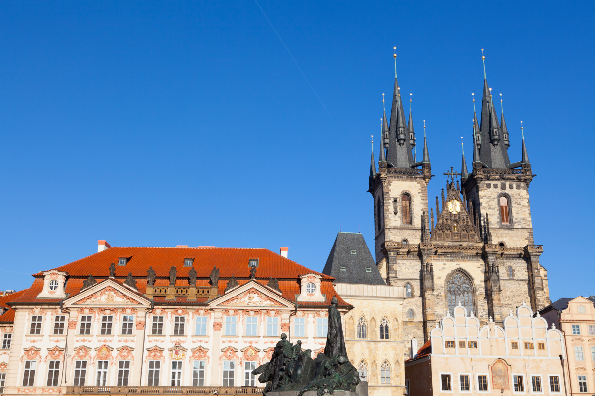 Pohled na Staroměstské náměstí v Praze, Česká republika. Celá scéna je nasvícena slunečním světlem.